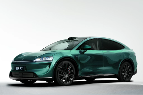 智界首发双拼贝母内饰：用色彩与光影 重构年轻豪华新范式