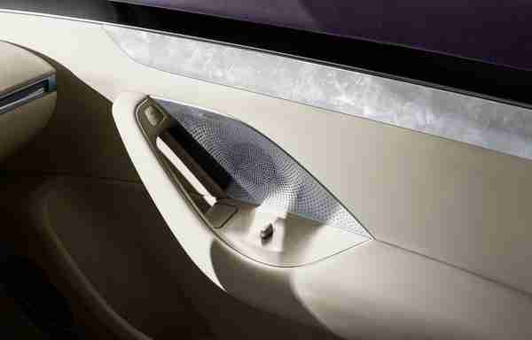 智界首发双拼贝母内饰：用色彩与光影 重构年轻豪华新范式