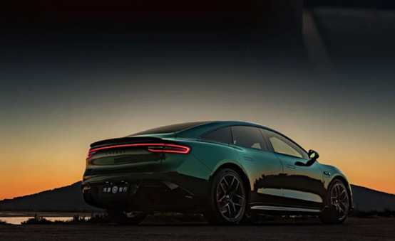 智界首发双拼贝母内饰：用色彩与光影 重构年轻豪华新范式