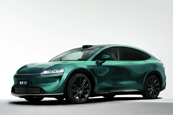 智界双拼贝母内饰：色彩光影重塑年轻豪华