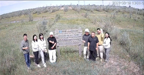 马云参观蚂蚁森林 树已经长得比他高了 他边吃西瓜边和种树人唠嗑