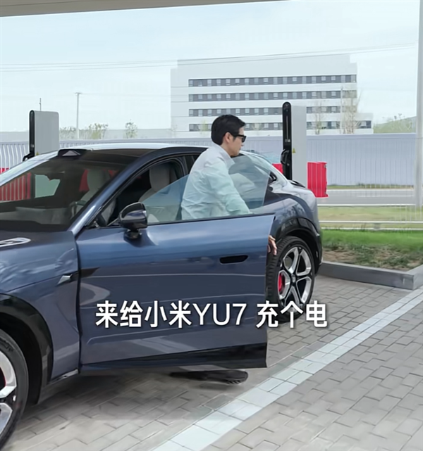 雷军一镜到底实测小米YU7充电速度:买杯咖啡的功夫就充完