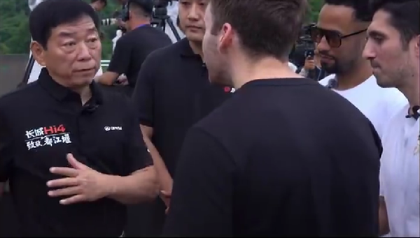 魏建军被老外围着加微信：车不在于高级 能为车主创造价值就是好车