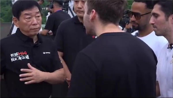 魏建军遭老外加微信：车不贵，能值才是好车