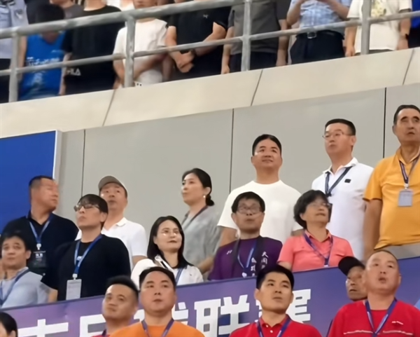 苏超宿迁主场2-0击败淮安 刘强东现场助威 进球后开心到跳舞