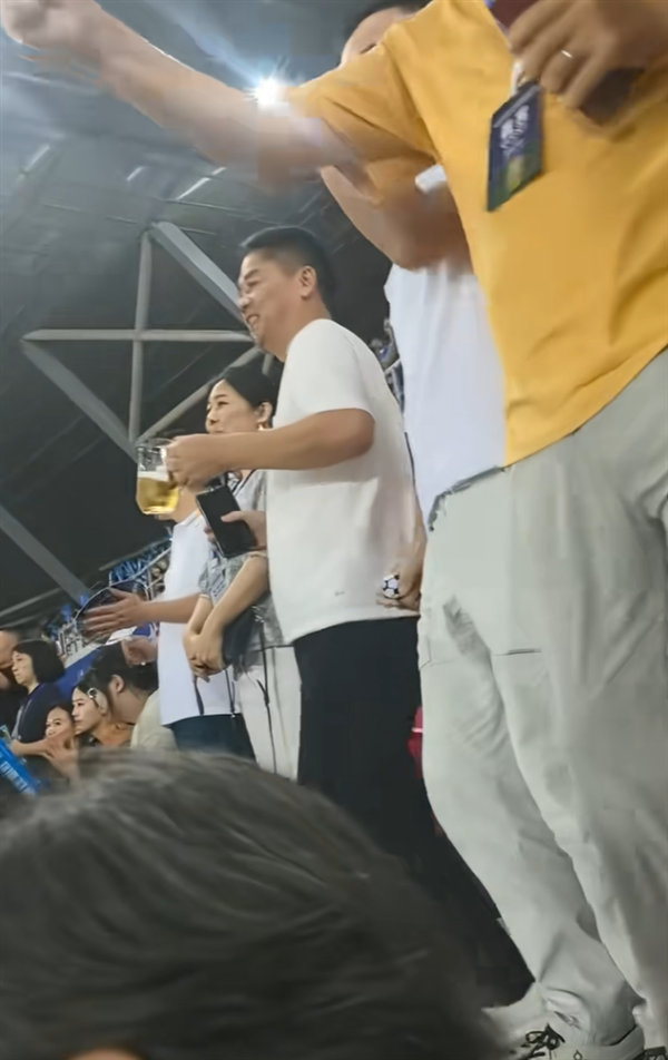 苏超宿迁主场2-0击败淮安 刘强东现场助威 进球后开心到跳舞