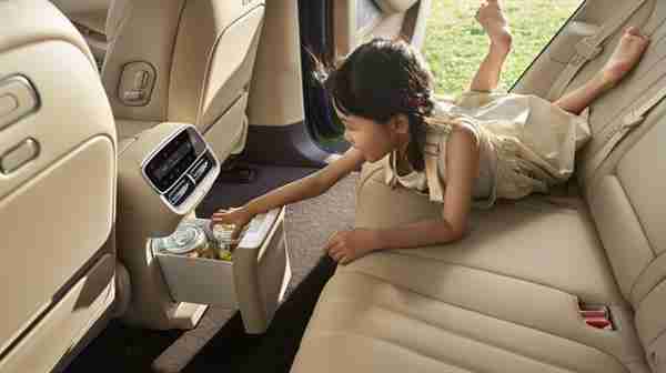 全新问界M7内饰美图曝光！主驾零重力座椅上车  家庭出行体验再升级