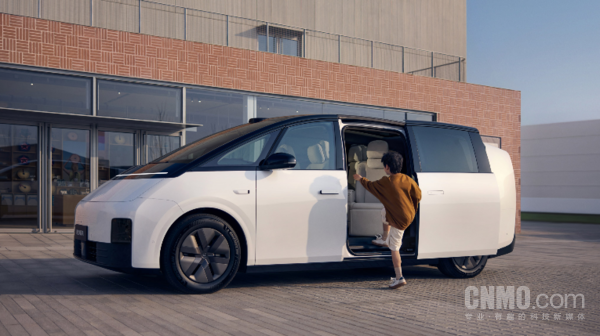 理想MEGA八月交付破3000辆夺冠