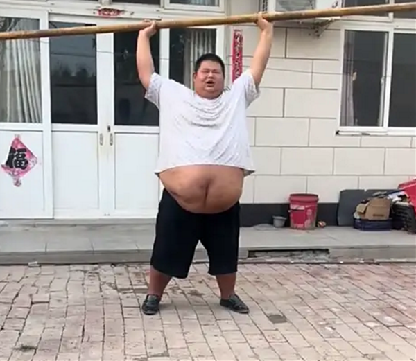 一句味真足火爆网络：350斤网红男神大赛榜首 超越吴彦祖、彭于晏等