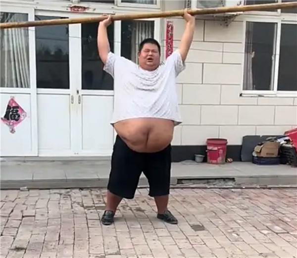350斤男神夺冠，超越吴彦祖彭于晏