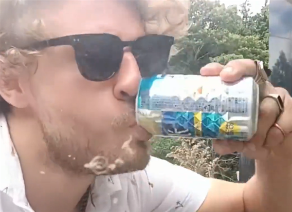 澳大利亚一男子日本旅行时喝掉墓前贡品：遭群批后道歉