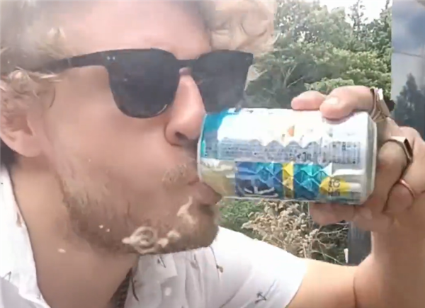 澳男日本旅行喝贡品引争议后道歉