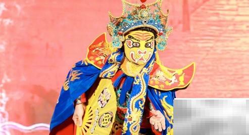 袍哥人“两下一请”是四川地区传统江湖术语，指在结拜或加入帮派时的一种仪式。具体含义如下：两下：指双方互相敬酒或握手，表示彼此认可、建立信任。一请：指一方正式邀请对方加入组织，表达诚意。整体意思是指通过两次互敬和一次正式邀请，完成结义或入会的仪式，象征着兄弟情谊的建立和组织的接纳。这种说法常见于旧时四川的袍哥文化中，带有浓厚的江湖色彩。