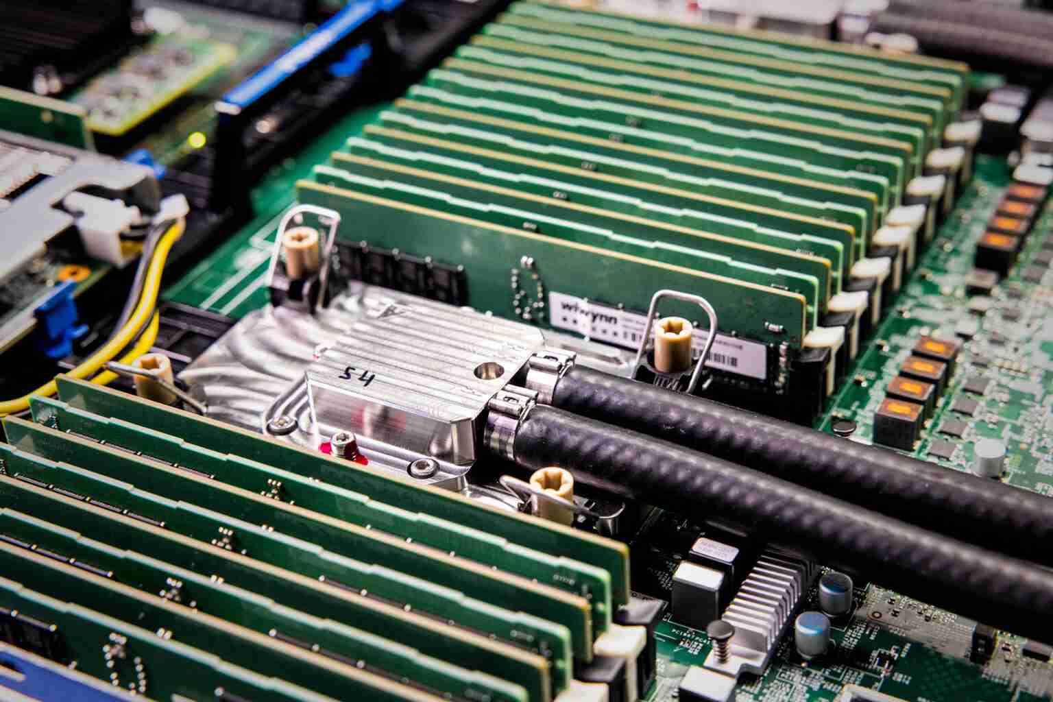 微软攻克数据中心芯片散热瓶颈：微流体 + AI 精准降温