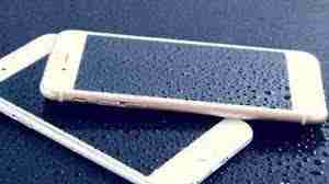 <p>iPhone进水紧急处理步骤如下：</p><ol><li><p><strong>立即断电</strong>：迅速将iPhone从水中取出，立刻长按侧边键和音量下键，强制关机。这是最关键的一步，可防止内部电路短路。</p></li><li><p><strong>移除配件</strong>：取下手机壳、SIM卡托等所有外部配件，并拔掉充电线或耳机等连接设备。</p></li><li><p><strong>轻拍排水</strong>：握住iPhone，将连接端口（充电口）朝下，轻轻拍打手腕，利用重力甩出内