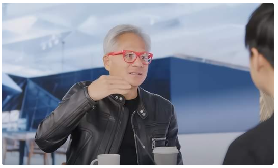 中国造不出 AI 芯片？黄仁勋：仅落后美国“几纳秒”