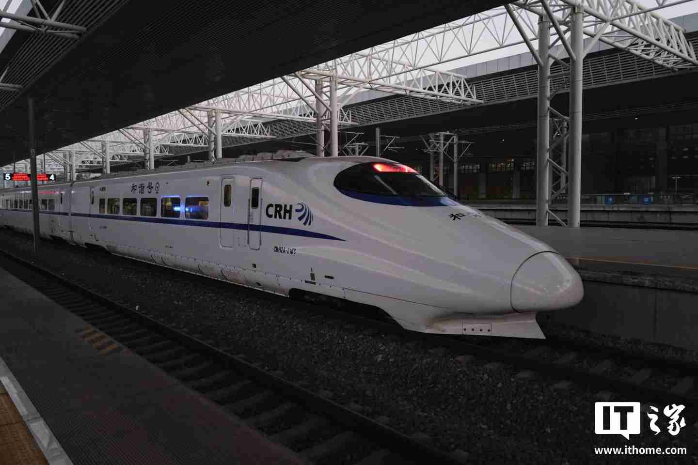 2025 国庆中秋假期第三天,全国铁路预计发送旅客 1825 万人次