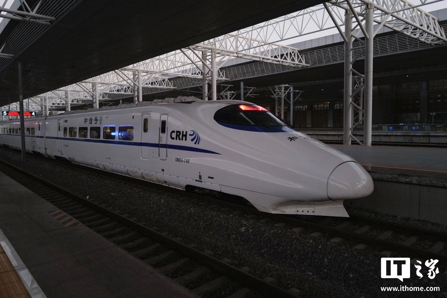 国庆假期第三天，铁路发送旅客1825万