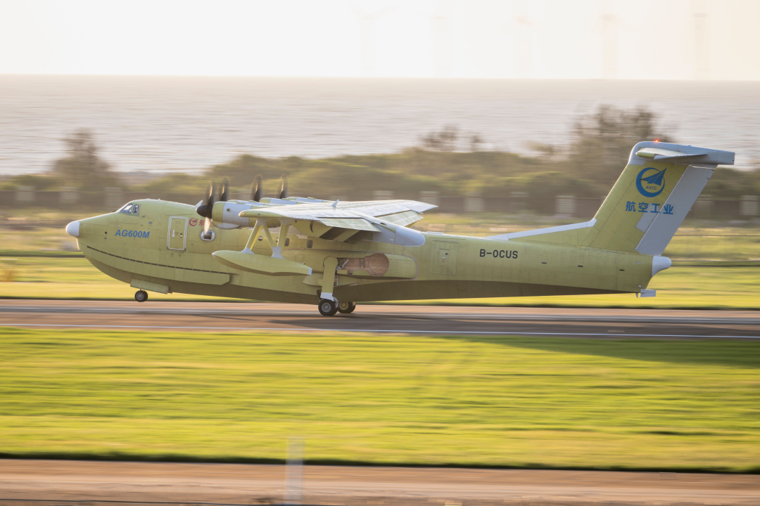 AG600“鲲龙”第三架机试飞成功