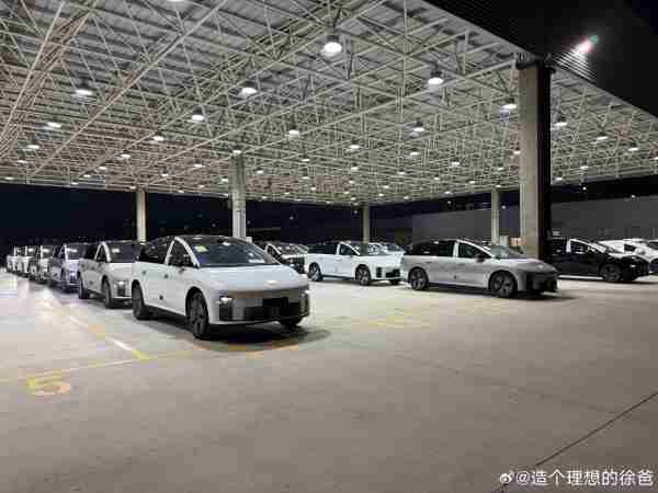 理想汽车常州基地整车发运场现场图曝光 板车排起长龙