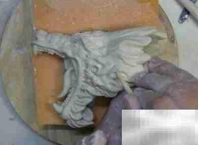 中国龙纹陶瓷瓶制作