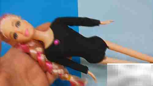 芭比黑衣酷炫登场