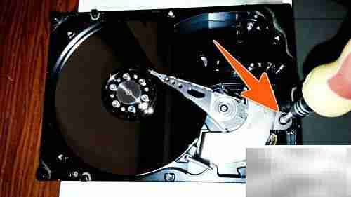 机械硬盘拆解揭秘内部结构