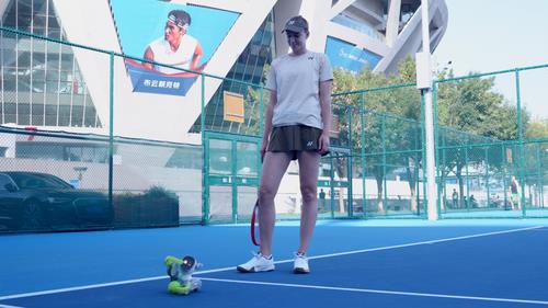 Loona宠物机器人现身中网球场引热议