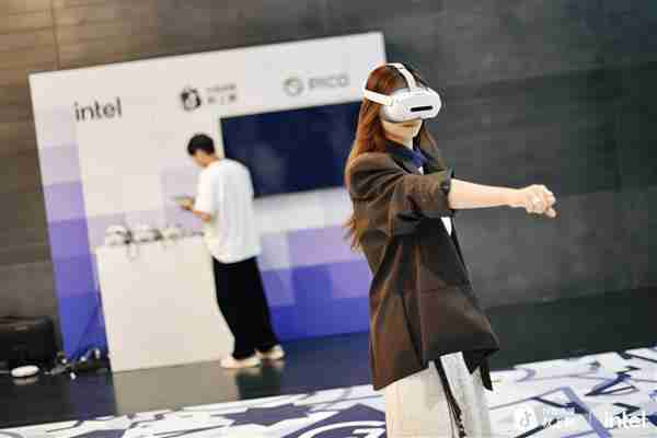 终端 AI 奇点已至 英特尔点燃 PC 新范式