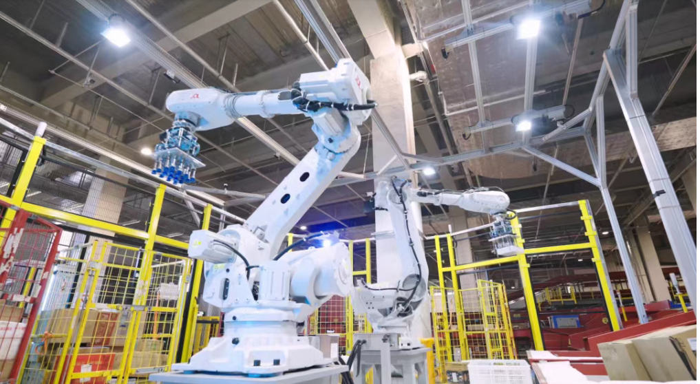 京东物流推出 “超脑大模型 2.0” 和 “异狼具身智能机械臂系统”