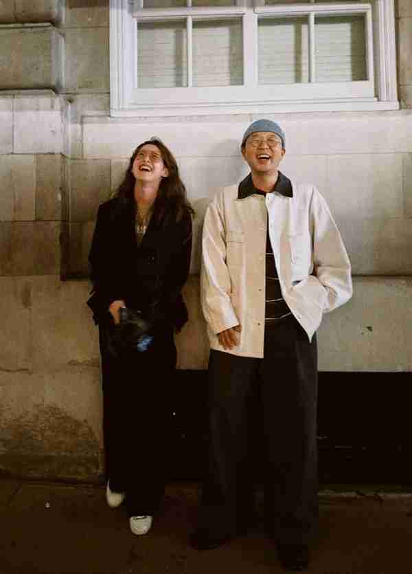 杜海涛晒与章泽天伦敦看展合照 章泽天一头蓬松卷发 松弛感拉满