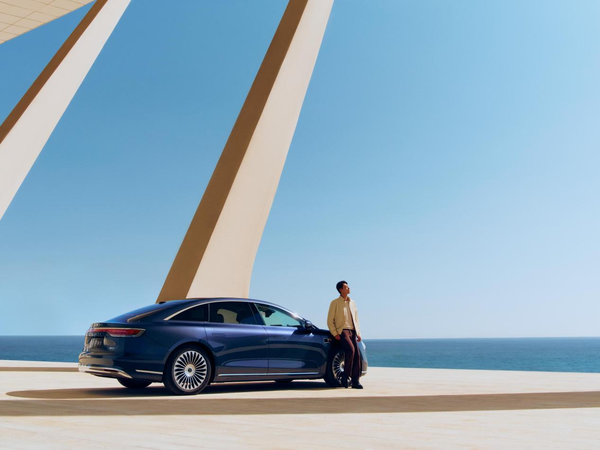 鸿蒙智行最美轿车驾到！享界S9开订2小时订单破3000台