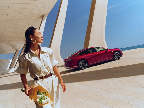 鸿蒙智行最美轿车驾到！享界S9开订2小时订单破3000台