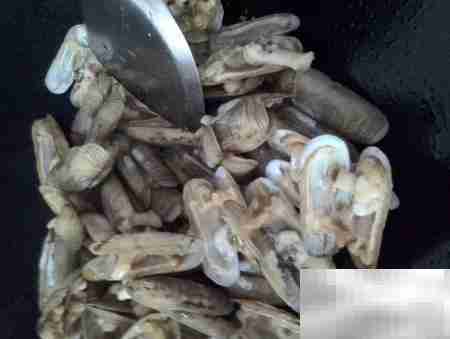 蒜末拇指蛤汤：鲜香开胃