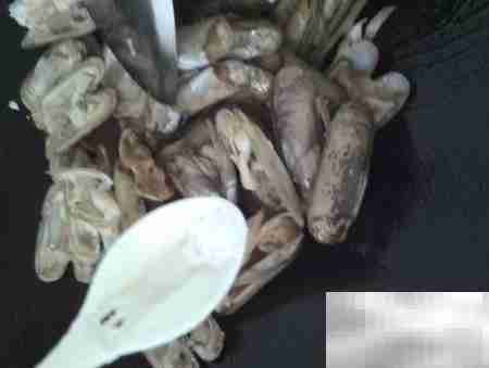 蒜末拇指蛤汤：鲜香开胃