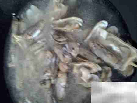 蒜末拇指蛤汤：鲜香开胃