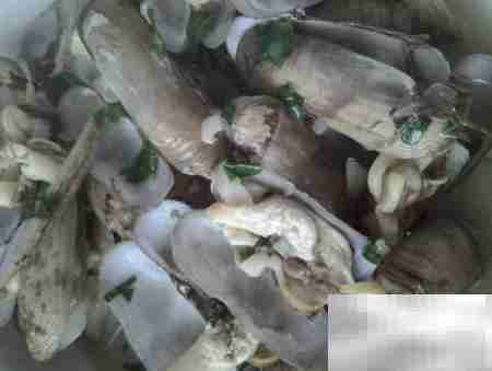 蒜末拇指蛤汤：鲜香开胃