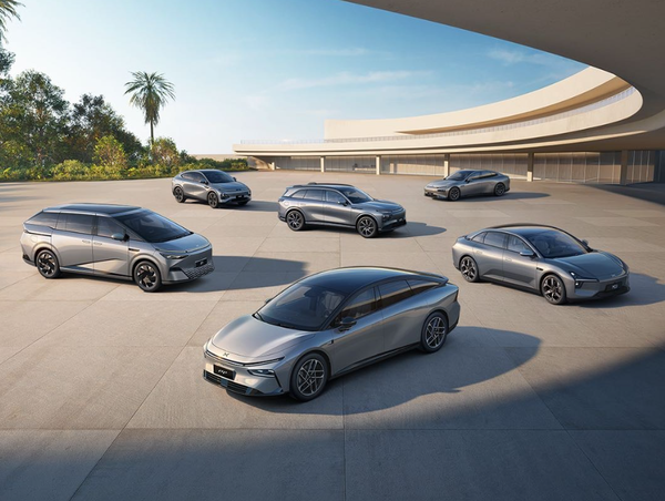 小鹏蔚来双双发布最新汽车月销量：仅相差不到500辆