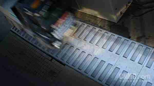 重卡碾过即发电:全球首个商业“道路发电厂”在德国启动