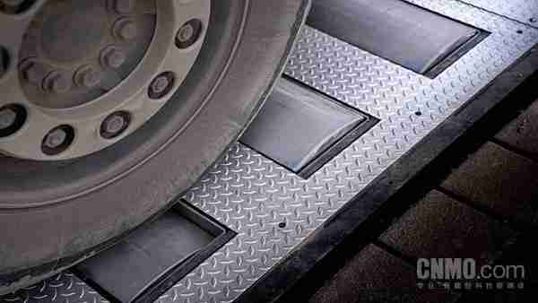 重卡碾过即发电:全球首个商业“道路发电厂”在德国启动