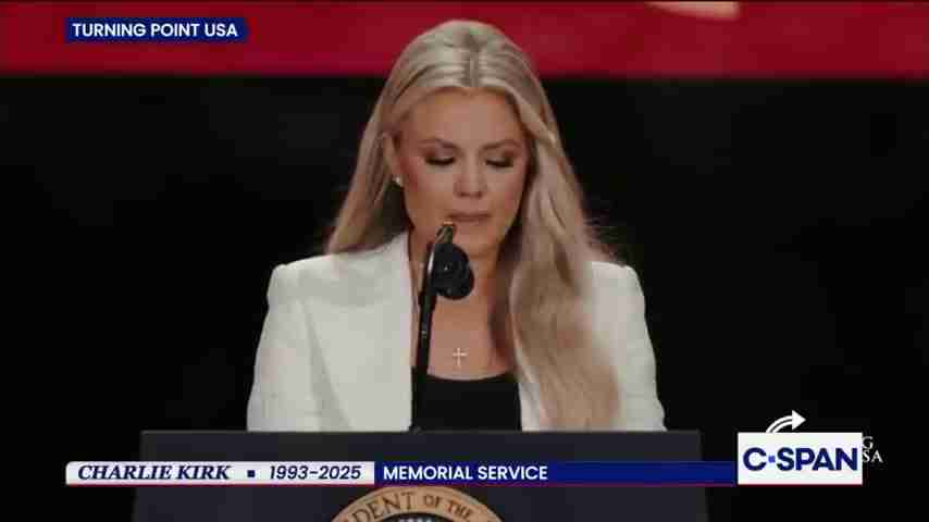 行为分析师解读:特朗普拥抱Erika Kirk事件的深层含义