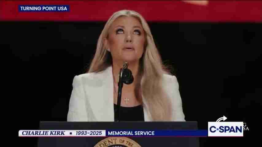 行为分析师解读:特朗普拥抱Erika Kirk事件的深层含义