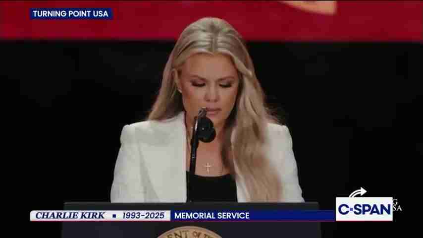 行为分析师解读:特朗普拥抱Erika Kirk事件的深层含义