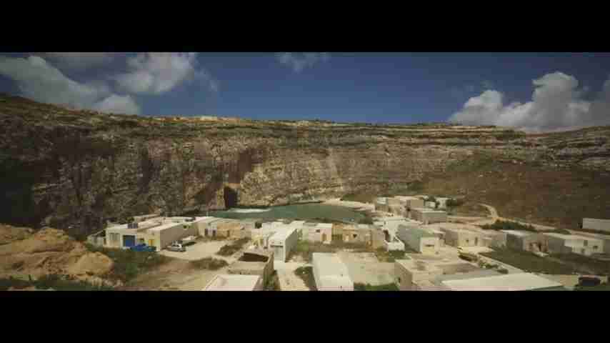 探索海岸线极限运动：悬崖跳水与水下天堂的完美融合