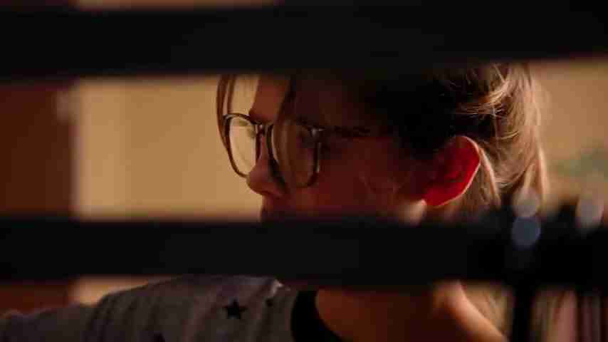 摆脱贫民窟！丑小鸭变天鹅：查莉的励志故事