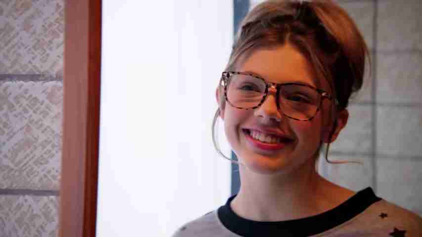 摆脱贫民窟！丑小鸭变天鹅：查莉的励志故事