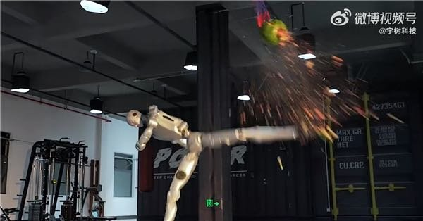 宇树 H2 机器人训练视频曝光:回旋踢碎西瓜、踹飞 60 公斤沙包