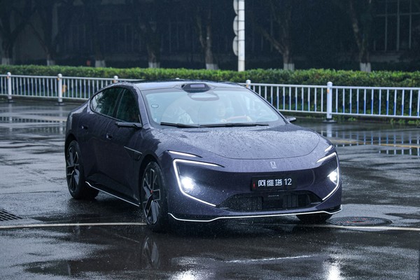 华为靳玉志赞阿维塔12：脱胎换骨升级解析