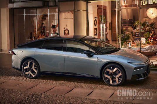 小鹏P7+第10万台下线同步交付