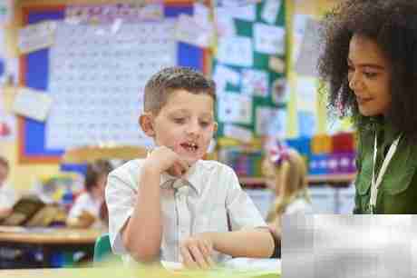 哪个单词错了:he wants go to school